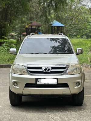 Toyota Fortuner G Lux 2.7 AT Bensin 2005 lokasi di  , tersedia melalui melalui situs Olx