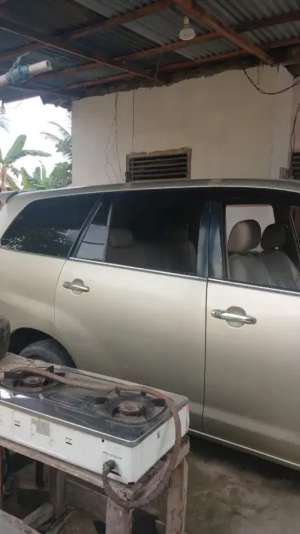 Toyota Inova 2006 lokasi di  , tersedia melalui melalui situs Olx