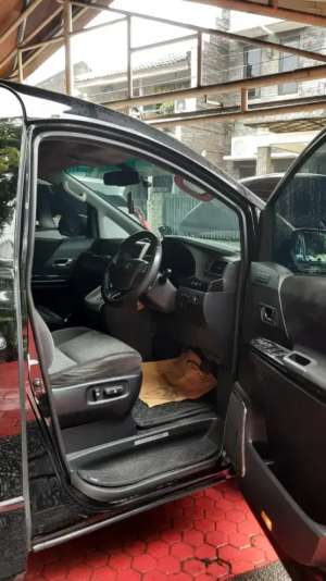 Toyota vellfire 2012 lokasi di  , tersedia melalui melalui situs Olx