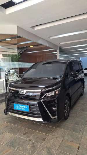Toyota Voxy 2017 lokasi di  , tersedia melalui melalui situs Olx