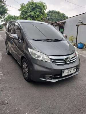 Jual bekas FREED E PSD 2013 AC DOBEL,lokasi di Semarang Kota