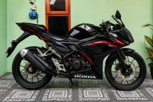 Jual bekas Honda CBR 150R Tahun 2020 Hitam Lengkap,lokasi di Bandung Kota