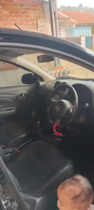 Mobil sedan Nissan almera , tersedia melalui melalui situs Olx