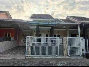 Bismillah JUAL CEPAT Rumah Cantik Full Furnished di Perum Gander City Kediri-Jatim lokasi di Kediri Kota, tersedia melalui melalui situs Olx