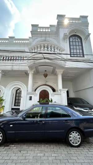 Dijual Rumah Megah Include 4 Kios Aktif di Taman Aster,Cikarang Barat lokasi di Karawang Kab., tersedia melalui melalui situs Olx