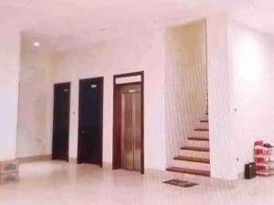 Dijual Rumah Mewah 3 lt di Komp. Grand City Resort Jl. Veteran Selatan Makassar lokasi di Makassar Kota, tersedia melalui melalui situs Olx