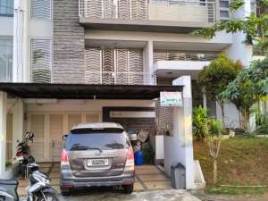 Disewakan Rumah Besar 3 lantai dekat Bandara tangerang , Duta Garde lokasi di Jakarta Barat, tersedia melalui melalui situs Olx