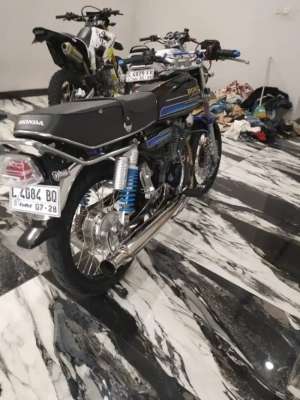 Jual bekas Gl 100 warna Hitam,lokasi di Gresik Kab.