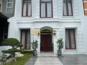 Jual Rumah 3,5 Tingkat di Komplek Mutiara Residence Jalan RS. Haji - Medan lokasi di Medan Kota, tersedia melalui melalui situs Olx
