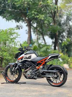 Jual bekas KTM DUKE 250 ABS 2020 PUTIH KM LOW PAJAK PANJANG SIAP NGEBUT,lokasi di Jakarta Barat