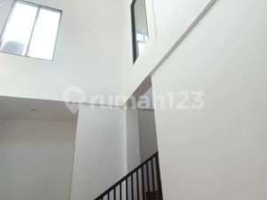 Rumah 2 Lantai Baru Unfurnished SHM di Bsd Tangerang Selatan, Tangerang lokasi di Tangerang Selatan Kota, tersedia melalui melalui situs Olx