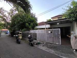 Rumah Luas Tepi Jalan Raya di Manahan Solo YA lokasi di Surakarta Kota, tersedia melalui melalui situs Olx