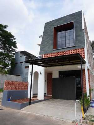 Townhouse 2.5 Lantai Cibubur 5 Menit Stasiun LRT 10 Menit Tol Cibubur lokasi di Jakarta Timur, tersedia melalui melalui situs Olx