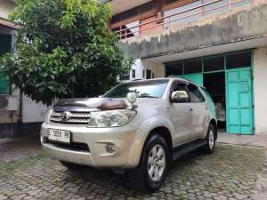 Jual bekas TOYOTA FORTUNER G DIESEL MATIC 2010 pcd Pajero Innova crv rush brv,lokasi di Surabaya Kota