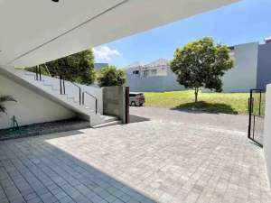 Dijual cepat rumah mewah 3 lantai konsep villa di Citraland bukit golf Mediterania Surabaya lokasi di Surabaya Kota, tersedia melalui melalui situs Olx