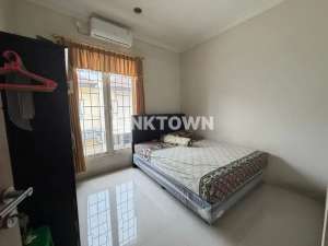 Dijual Rumah 2 Lantai Siap Huni Strategis di Dukuh Kupang Surabaya lokasi di Surabaya Kota, tersedia melalui melalui situs Olx