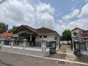 Disewakan rumah halaman luas Depok area Kaliurang km6 lokasi di Sleman Kab., tersedia melalui melalui situs Olx