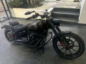 Jual bekas HARLEY-DAVIDSON BREAKOUT 103 CI 2015RARE GUN METAL - LOW KM,lokasi di Tangerang Selatan Kota