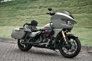 Jual bekas Harley davidson Roadglide cvo St,lokasi di Malang Kota