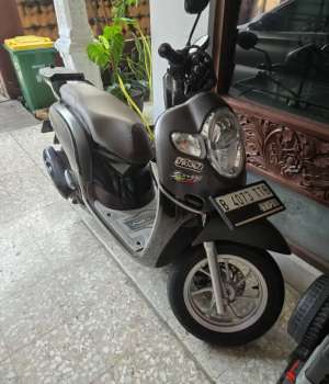 Jual bekas HONDA SCOOPY PGM Fi 2017 ABU COKLAT DONUT.,lokasi di Jakarta Timur