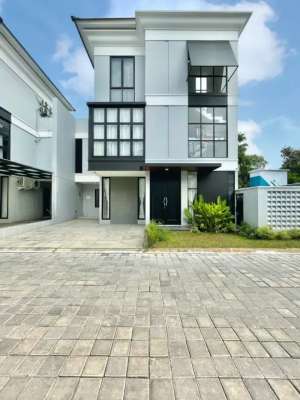Jual Rumah Dalam Townhouse Di Ampera Kemang Ada Kolam Renang lokasi di Jakarta Selatan, tersedia melalui melalui situs Olx