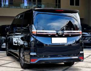 Jual bekas KM 15 RB TOYOTA VOXY NEW MODEL FACELIFT TSS PK 2023 BLACK,lokasi di Surabaya Kota