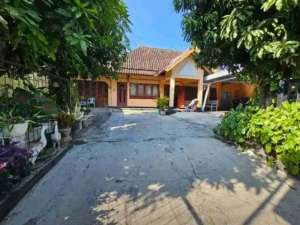 rumah luas nyaman buat Hunian dan usaha di Nusukan Banjarsari Solo lokasi di Surakarta Kota, tersedia melalui melalui situs Olx