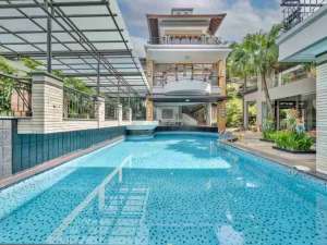 Rumah Mewah Modern Di Setra Duta Ada Kolam Renang lokasi di Cimahi Kota, tersedia melalui melalui situs Olx