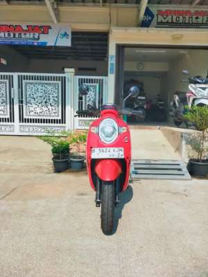 Jual bekas SCOOPY MERAH 2018 DONAT SPORTY ORIGINAL PABRIK,lokasi di Bekasi Kota