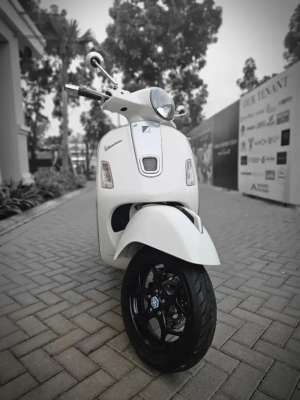 Jual bekas Vespa GTS 300 Istimewa Th. 2019,lokasi di Bandung Kota