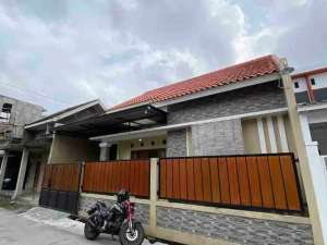 Kontrakqn Rumah Modern Terawat Siap Pakai lokasi di Karanganyar Kab., tersedia melalui melalui situs Olx