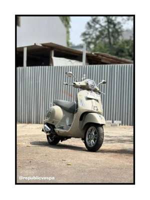 Jual bekas PIAGGIO VESPA GTS 150 CLASSIC 4V IGET ABS ASR KEYLESS TAHUN 2023 beige,lokasi di Jakarta Timur