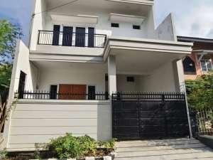 Rumah Baru Minimalis 2 Lantai Semolowaru, Hadap Utara, Row Jalan 6 Meter lokasi di Surabaya Kota, tersedia melalui melalui situs Olx