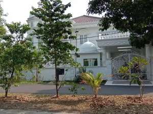 Rumah Billymoon Pondok Kelapa2 Lantai, LT 695 m2, LB 900 m2, Kolam Renang lokasi di Jakarta Timur, tersedia melalui melalui situs Olx