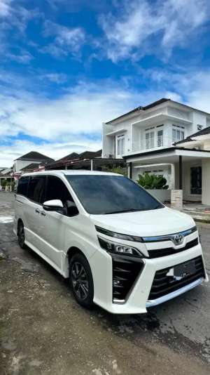 Jual bekas Toyota Voxy Istimewa,,lokasi di Padang Kota