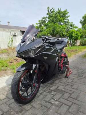 Jual bekas Yamaha R25 2015 Black Glossy,lokasi di Medan Kota